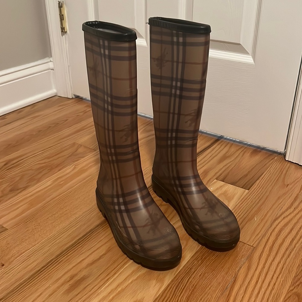 Burberry Rain Boots - fits like a 9